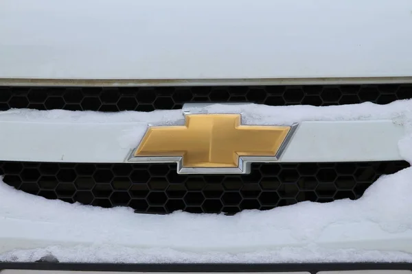 02.02.2020 Syktyvkar, Rusya. Chevrolet araba logosu, ızgaraya yakın plan.