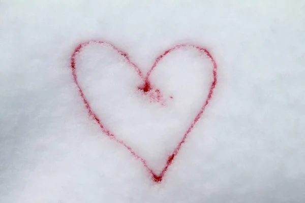Kırmızı kalp, sevgililer günü için karlı bir kartpostal sembolüyle kırmızı boya ile boyanmış. — Stok fotoğraf
