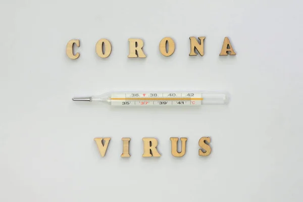Palabra coronovirus en letras de madera. Concepto de salud global infección por el virus pandémico de Wuhan, China. Nuevo brote de Coronavirus — Foto de Stock