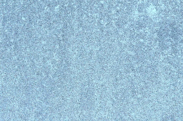 Vidrio de ventana azul cubierto de textura de patrón de hielo de escarcha. Naturaleza fría fondo de invierno — Foto de Stock