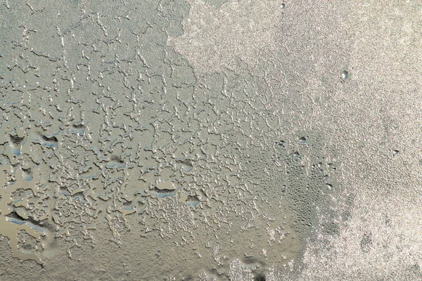 Μπλε παράθυρο γυαλί καλύπτονται hoarfrost παγετός υφή μοτίβο με σταγόνες νερού. Κρύο φόντο χειμώνα φύση — Φωτογραφία Αρχείου