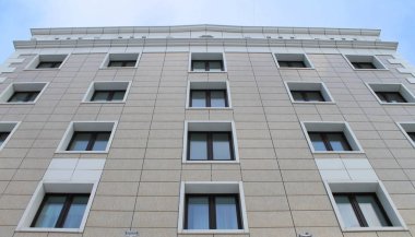 Modern tuğlalı, yüksek katlı bir evin plastik pencereleri..