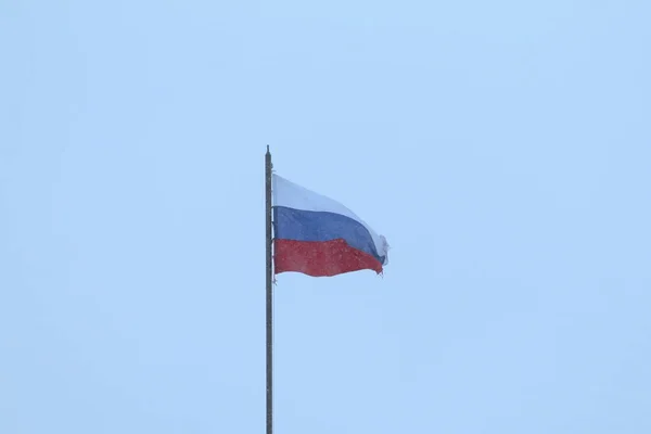 Ryska flagga på en blå himmel bakgrund, vit, blå och röd tricolor — Stockfoto