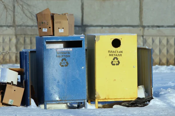 2812.2019, Russia, Syktyvkar, containers for separate collection of garbage on the background of ity landscape. — 图库照片