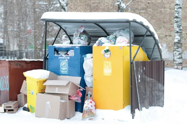 2812.2019, Russia, Syktyvkar, containers for separate collection of garbage on the background of ity landscape. — 图库照片