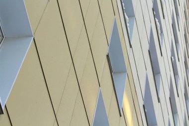 Modern tuğlalı, yüksek katlı bir evin plastik pencereleri..