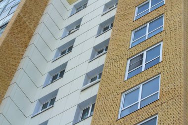 Modern tuğlalı, yüksek katlı bir evin plastik pencereleri..