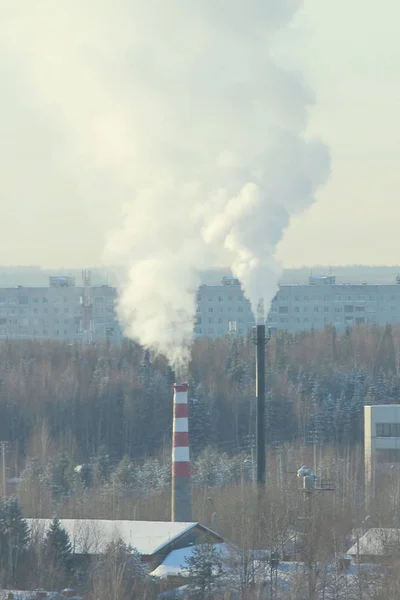 工業用煙突から立ち上がる煙の雲. — ストック写真