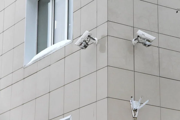 Telecamera di sorveglianza montata su parete di casa piastrellata — Foto Stock