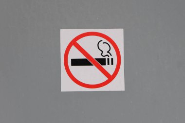 Gri duvarda sigara içilmiyor, sağlık konsepti, sigara içilmiyor.