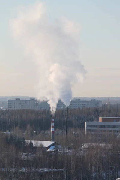 工業用煙突から立ち上がる煙の雲. — ストック写真
