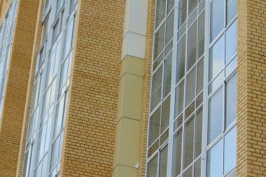 Modern tuğlalı, yüksek katlı bir evin plastik pencereleri..