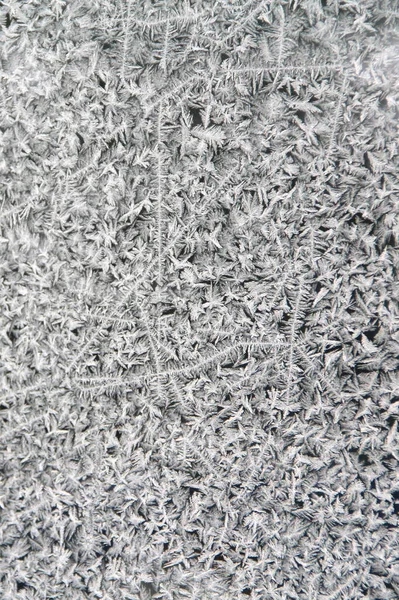 Λευκός πάγος παγετός σε σκούρο γυαλί με σχέδιο παγωμένου παραθύρου — Φωτογραφία Αρχείου
