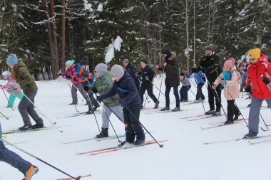 15 Şubat 2020, Rusya, Syktyvkar. Şehir sporları etkinliği Rusya 'nın Kayak Pisti. Profesyonel olmayanlar için toplu kayak