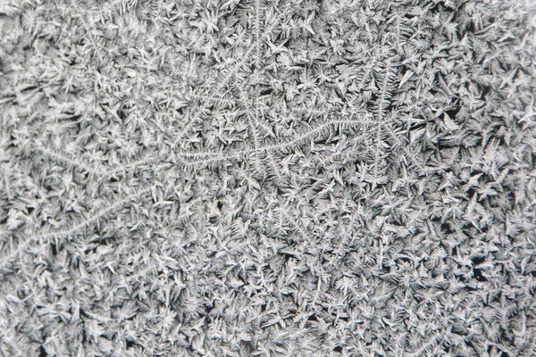 검은 유리 위에 얼어붙은 창문같은 무늬가 있는 하얀 서리 — 스톡 사진