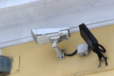 Evin duvarına yerleştirilmiş güvenlik kamerası. Güvenlik konsepti, izleme sistemi, izleme ve kontrol. Web için fotoğraf depolama ve metin için boş alan ile yazdırma.