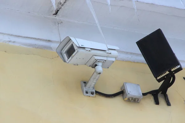 Kamera Obserwacyjna Zamontowana Ścianie Domu Koncepcja Bezpieczeństwa System Śledzenia Monitoring — Zdjęcie stockowe