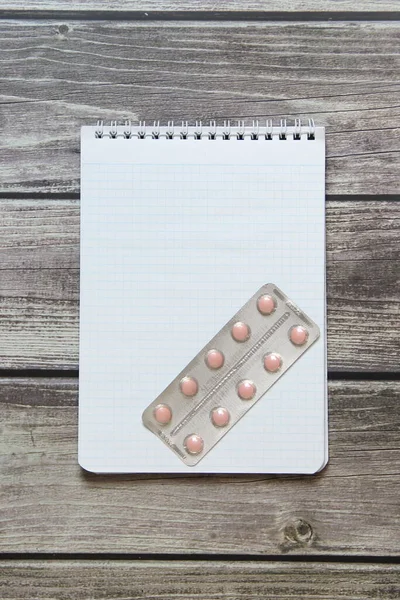 Zápisník Prázdným Bílým Listem Dámském Papíru Pilulkami Blistru Leží Pozadí — Stock fotografie