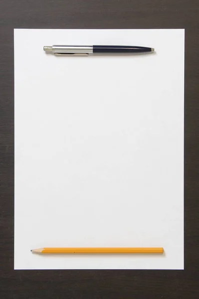 Modèle Papier Blanc Avec Stylo Crayon Sur Fond Bois Couleur — Photo