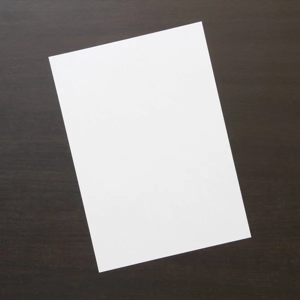 Koyu Renkli Ahşap Zemin Üzerine Beyaz Kağıt Şablonu Yeni Fikir — Stok fotoğraf