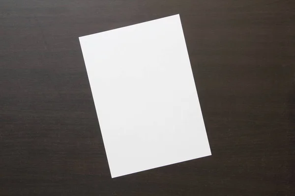 Koyu Renkli Ahşap Zemin Üzerine Beyaz Kağıt Şablonu Yeni Fikir — Stok fotoğraf