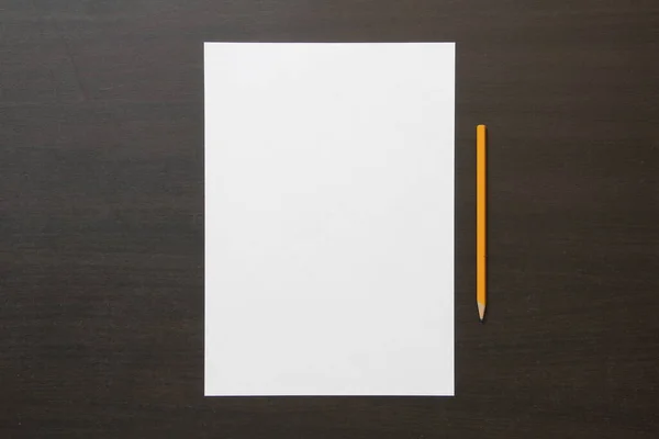 Koyu Renkli Ahşap Arka Planda Beyaz Kağıt Kalem Şablonu Yeni — Stok fotoğraf
