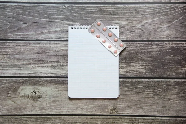 Bloc Notes Avec Une Feuille Blanche Vierge Dans Papier Damier — Photo