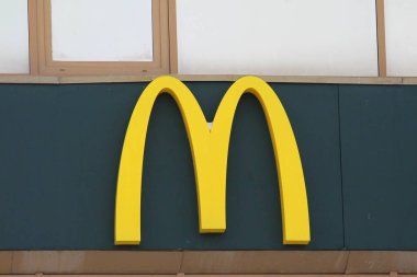 29.12.2019 Syktyvkar, Rusya, sarı büyük harf M, fast food restoranı McDonalds tabelası. Web ve yazdırma için stok fotoğrafı. 