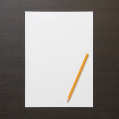 Koyu renkli ahşap arka planda beyaz kağıt ve kalem şablonu. İş planı ve strateji kavramı, içeriğin geliştirilmesi ve uygulanması. Metin için boş alanı olan stok fotoğrafı. 