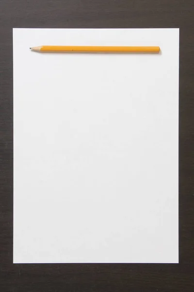 Modelo Papel Branco Lápis Sobre Fundo Madeira Cor Wenge Escuro — Fotografia de Stock