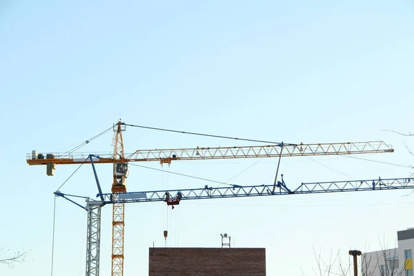 Zwei Turmdrehkräne Arbeiten Auf Einer Baustelle Gegen Den Himmel Und — Stockfoto