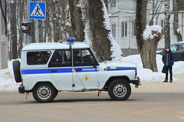 2020年2月15日 ロシア シクティフカル 冬には街の通りにビーコンが点滅するシルバーブルーの警察車が乗っています — ストック写真