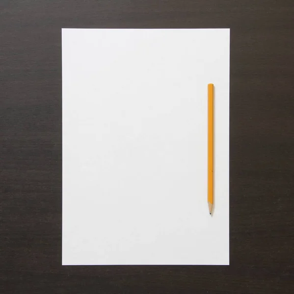 Šablona Bílého Papíru Tužka Tmavém Wenge Barva Dřevěné Pozadí Koncepce — Stock fotografie