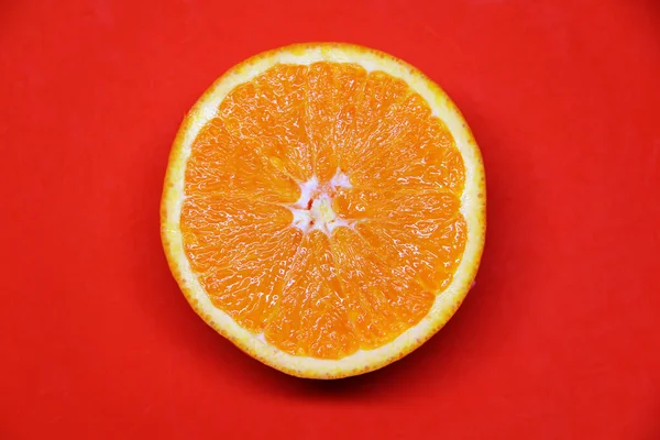 Media Naranja Sobre Fondo Rojo Jugosa Fruta Naranja Concepto Comida — Foto de Stock