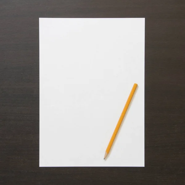 Koyu Renkli Ahşap Arka Planda Beyaz Kağıt Kalem Şablonu Planı — Stok fotoğraf