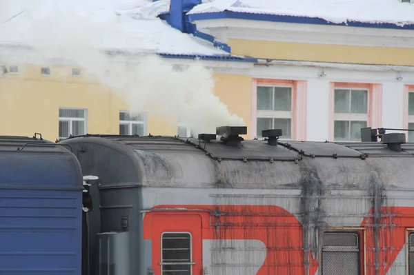 Humo Vapor Proviene Una Chimenea Techo Vagón Ferrocarril Invierno Una — Foto de Stock