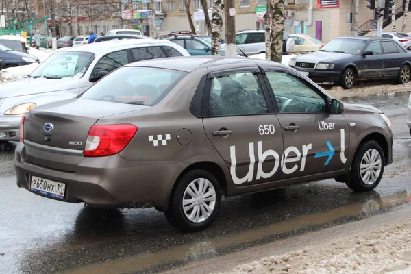 02.02.2020 Syktyvkar, Rusya, Uber arabası. Metin ve tasarım için boş alanı olan stok fotoğrafı 