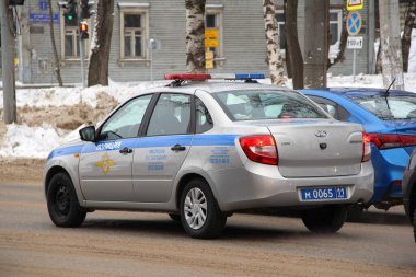 15-02-2020 Syktyvkar, Rusya. Parlayan fenerleri olan gümüş mavisi bir polis arabası kışın şehir caddesi boyunca yol alır..
