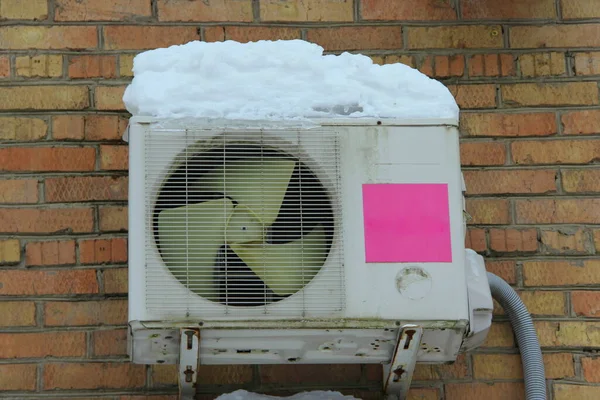 러시아에서 겨울에는 고드름으로 뒤덮인 건물의 장치의 — 스톡 사진