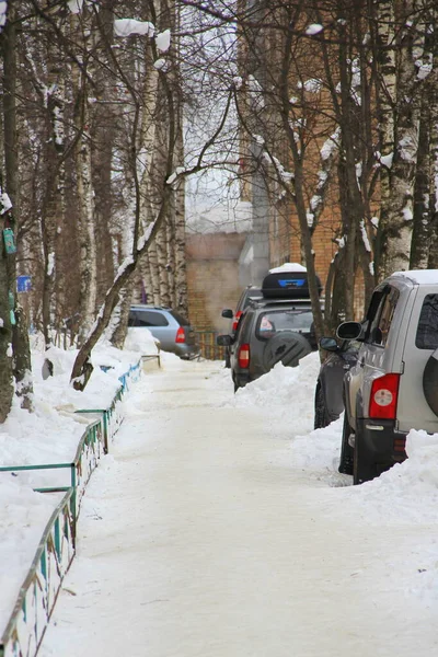 2020 ロシア Syktyvkar 道路の側面に車と歩行者道路 木や住宅団地と冬の風景を背景に テキストのための空のスペースを持つストックフォト — ストック写真