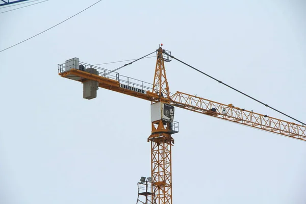 Grúa Torre Trabaja Sitio Construcción Contra Cielo Blanco Construcción — Foto de Stock