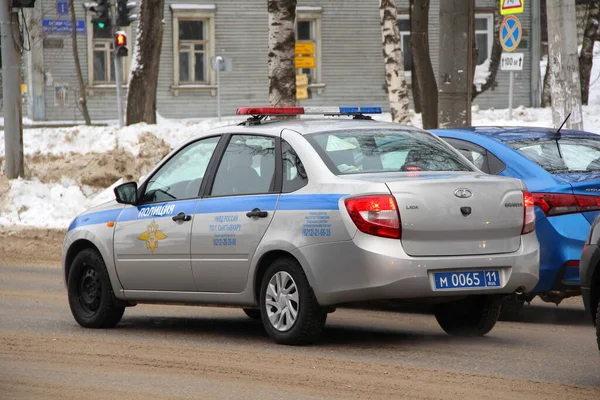 15-02-2020 Syktyvkar, Rusya. Parlayan fenerleri olan gümüş mavisi bir polis arabası kışın şehir caddesi boyunca yol alır..