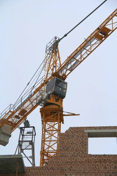 Grúa Torre Trabaja Una Obra Construcción Contra Cielo Cabina Del — Foto de Stock