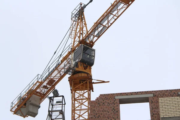 2020 Rusia Syktyvkar Grúa Torre Trabaja Una Obra Construcción Contra — Foto de Stock