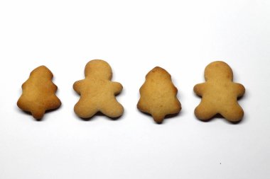 Beyaz arka planda zencefilli kurabiye ve Noel ağacı..