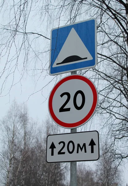 Дорожные Знаки Российском Городе Зимой — стоковое фото