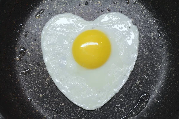 Fotografia Stockowa Jajka Smażone Kształcie Serca Czarnej Patelni Walentynki Śniadanie — Zdjęcie stockowe