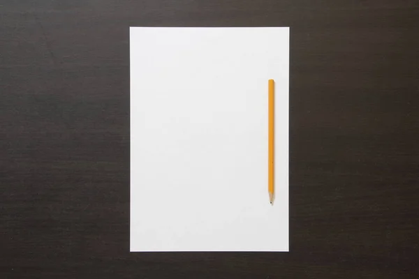 Koyu Renkli Ahşap Arka Planda Beyaz Kağıt Kalem Şablonu Yeni — Stok fotoğraf