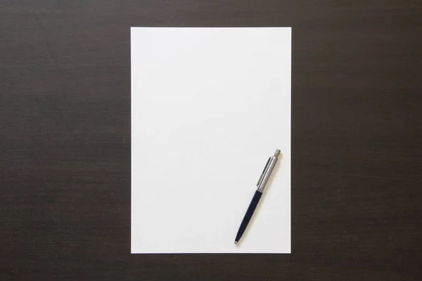 Πρότυπο Του Λευκού Χαρτιού Στυλό Σκούρο Χρώμα Wenge Ξύλινο Φόντο — Φωτογραφία Αρχείου