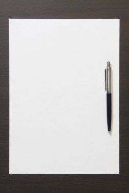 Koyu renkli ahşap arka planda beyaz kağıt şablonu. İş planı ve stratejisi kavramı. Metin ve tasarım için boş alanı olan stok fotoğrafı.